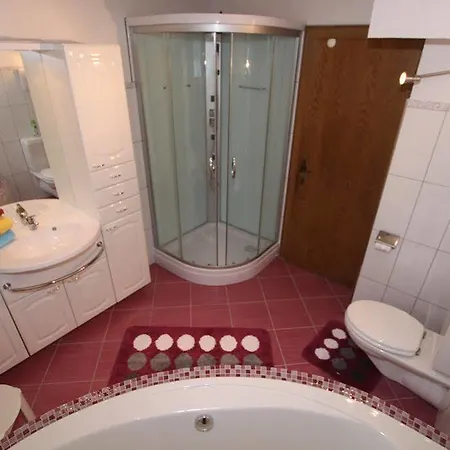 Apart Confimare בית הארחה פונדס