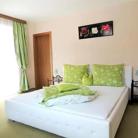 Apart Confimare בית הארחה