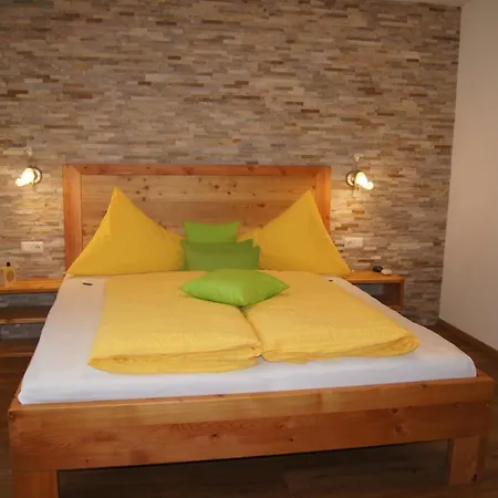 Apart Confimare בית הארחה